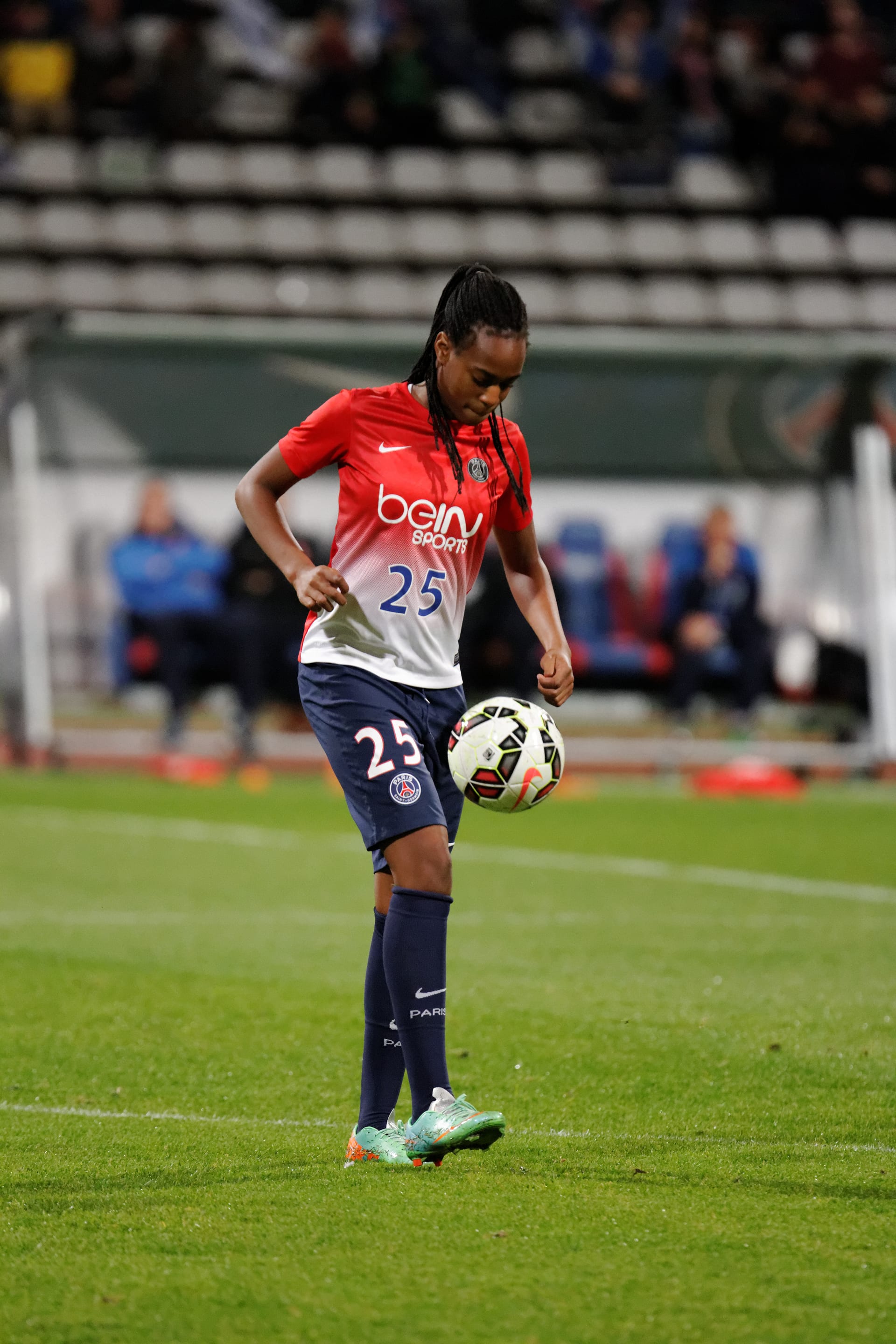 La delantera Marie-Antoinette Katoto, con uniforme rojo y blanco, domina el balón durante un calentamiento previo a un partido.
