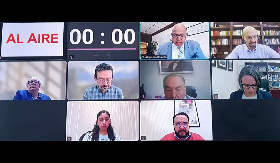 Mosaico de una videollamada con nueve participantes en pantallas individuales, un letrero rojo que dice Al aire y un cronómetro en ceros.