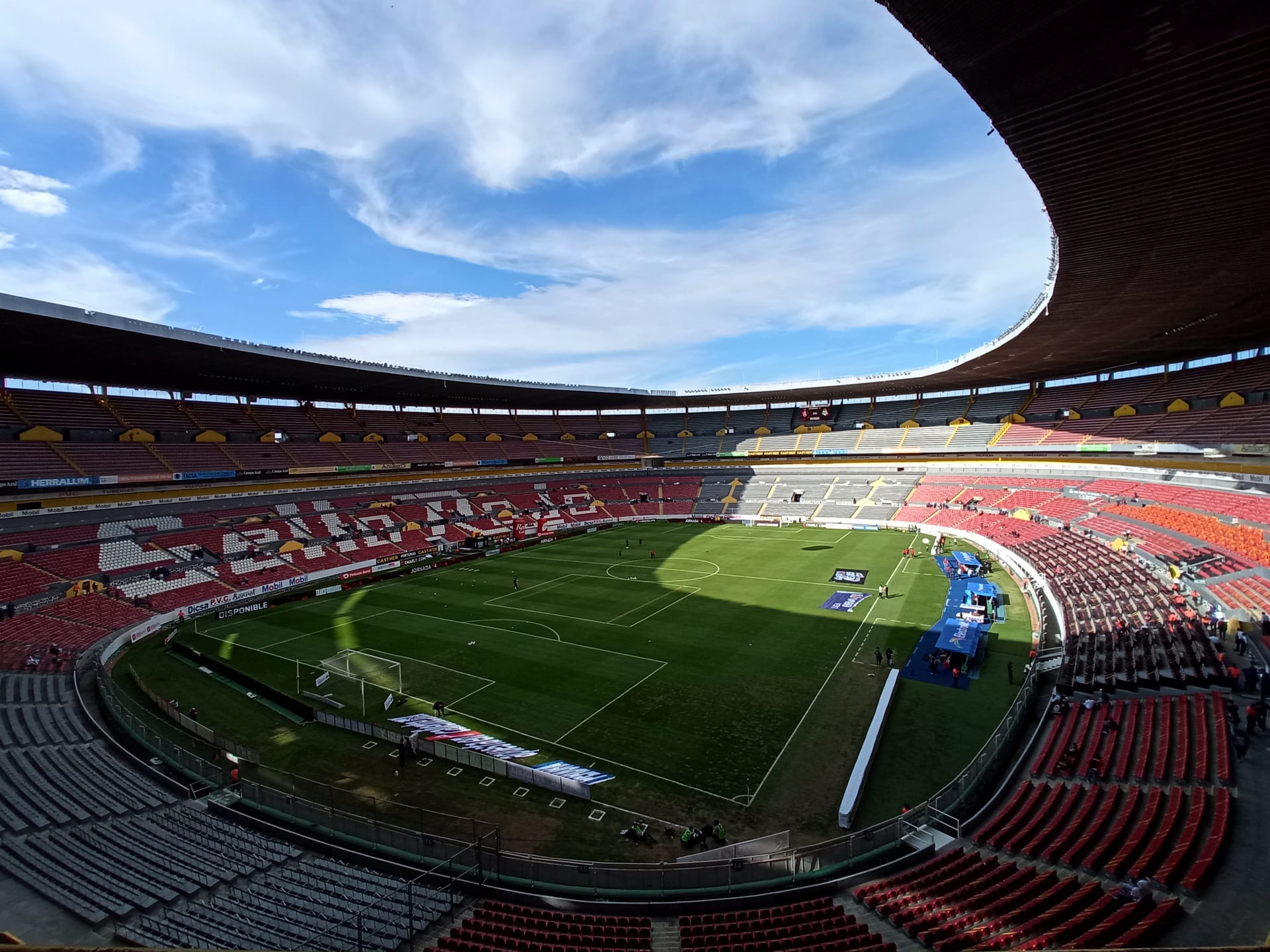 Vista general de las gradas y el campo del Estadio Jalisco, casa de Atlas, en un día despejado.
