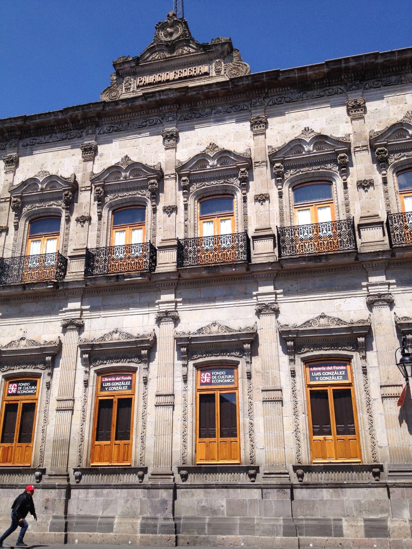 Fachada de cantera del Palacio Federal en Morelia, Michoacán, con balcones de herrería y una librería en planta baja.