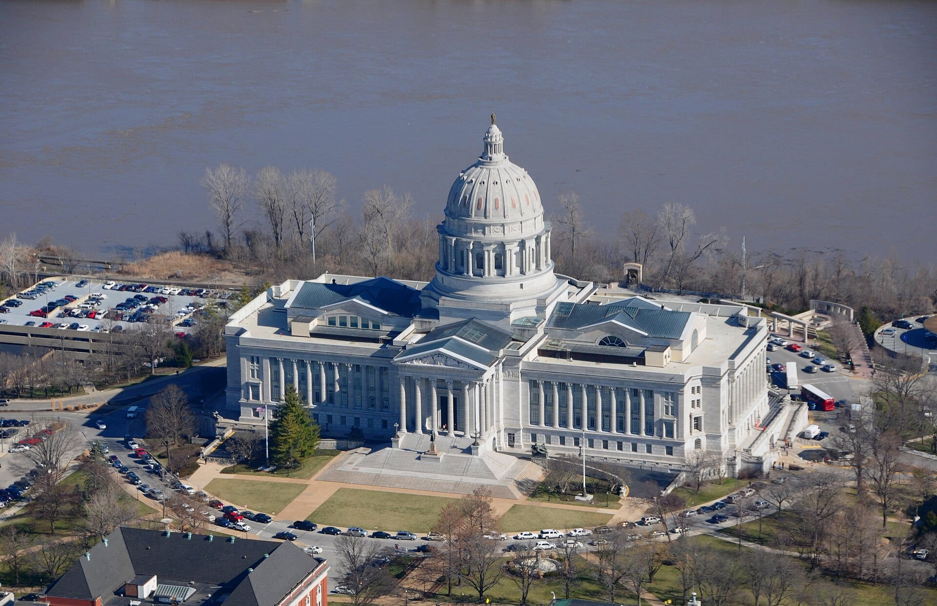 El Capitolio de Missouri visto desde el aire, con la cúpula central asomando junto al río.