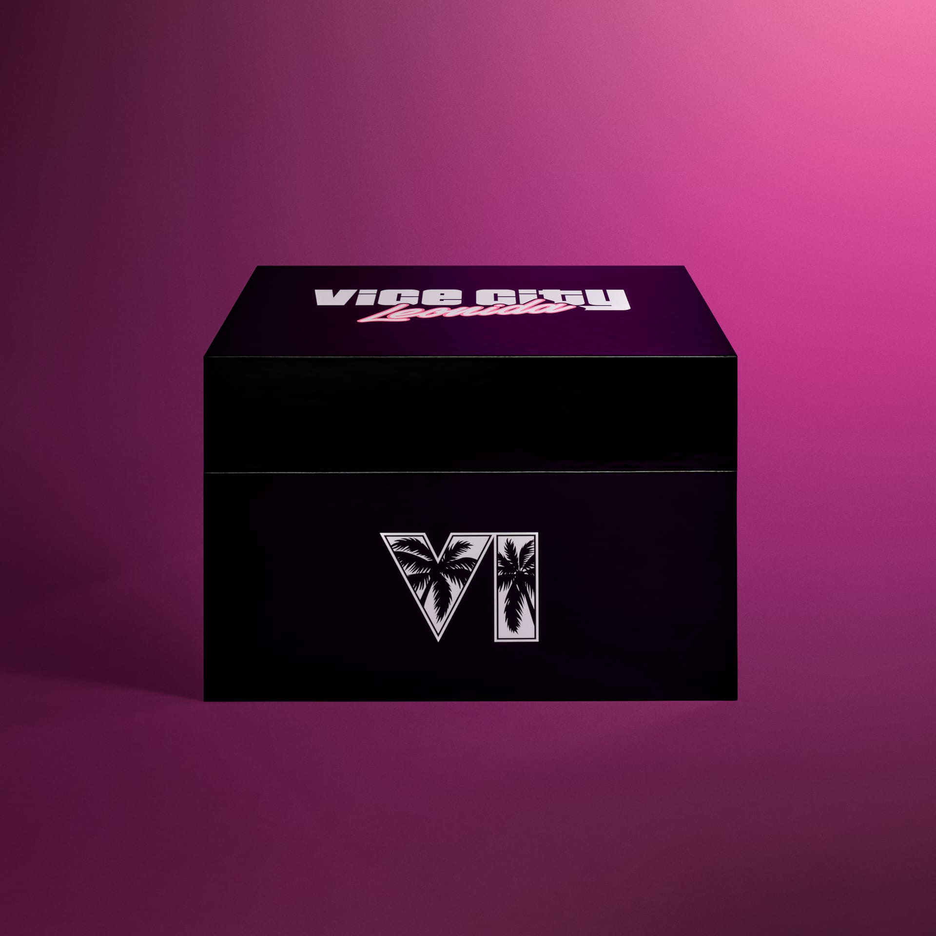 Caja de colección cerrada, en negro con detalles en rosa neón, con las siglas VI decoradas con palmeras en un costado.