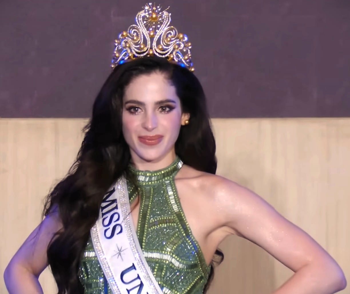 Fátima Bosch sonríe con la corona y la banda de Miss Universo, con un vestido verde bordado con pedrería.