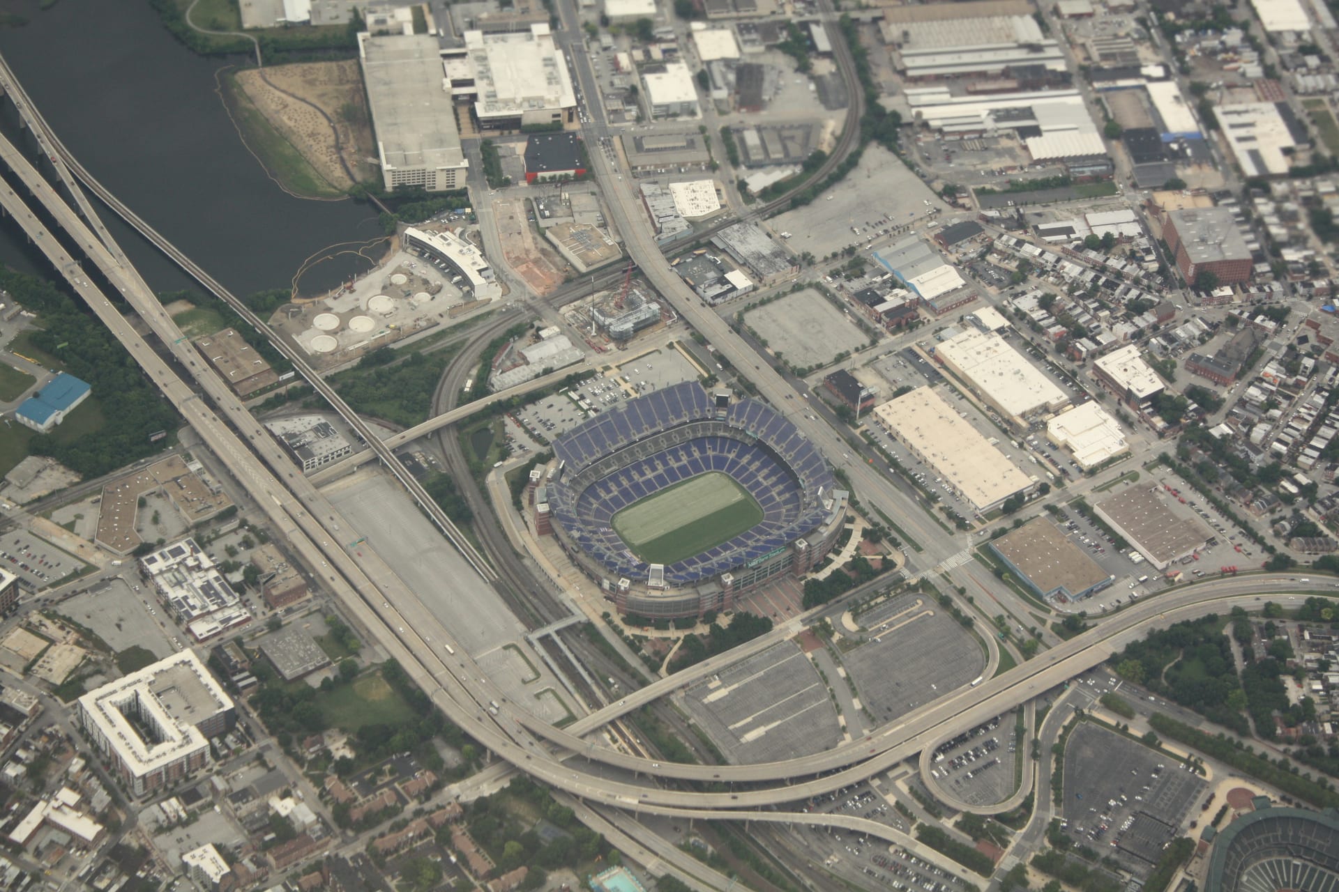 Vista aérea del M&T Bank Stadium de Baltimore, rodeado de autopistas, un río y edificios de la ciudad.