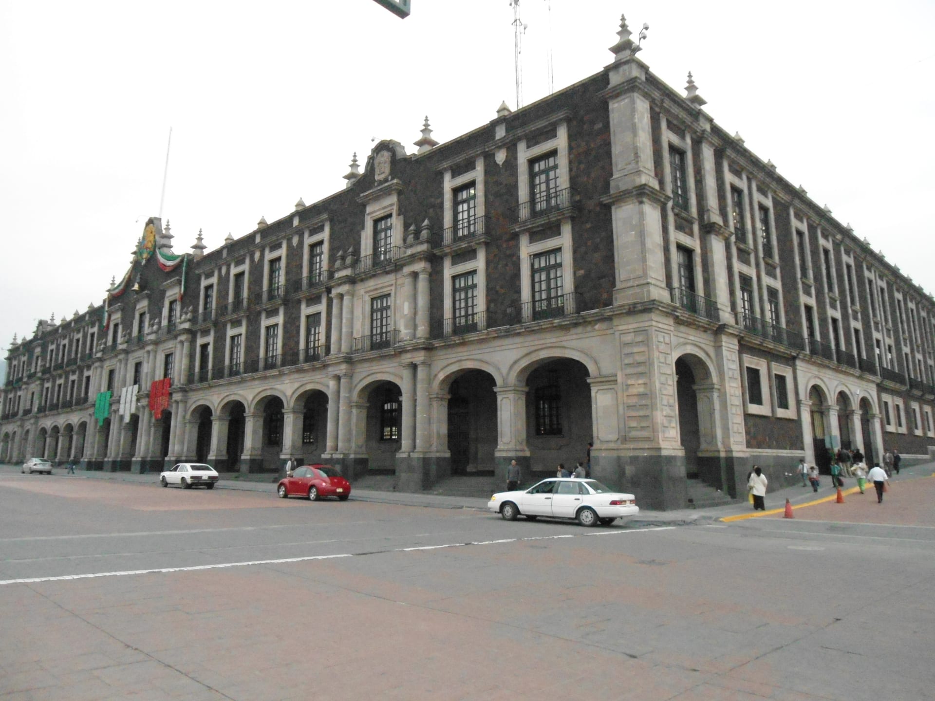 Fachada neoclásica del Palacio de Gobierno del Estado de México, revestida de cantera y roca volcánica, en el centro de Toluca.