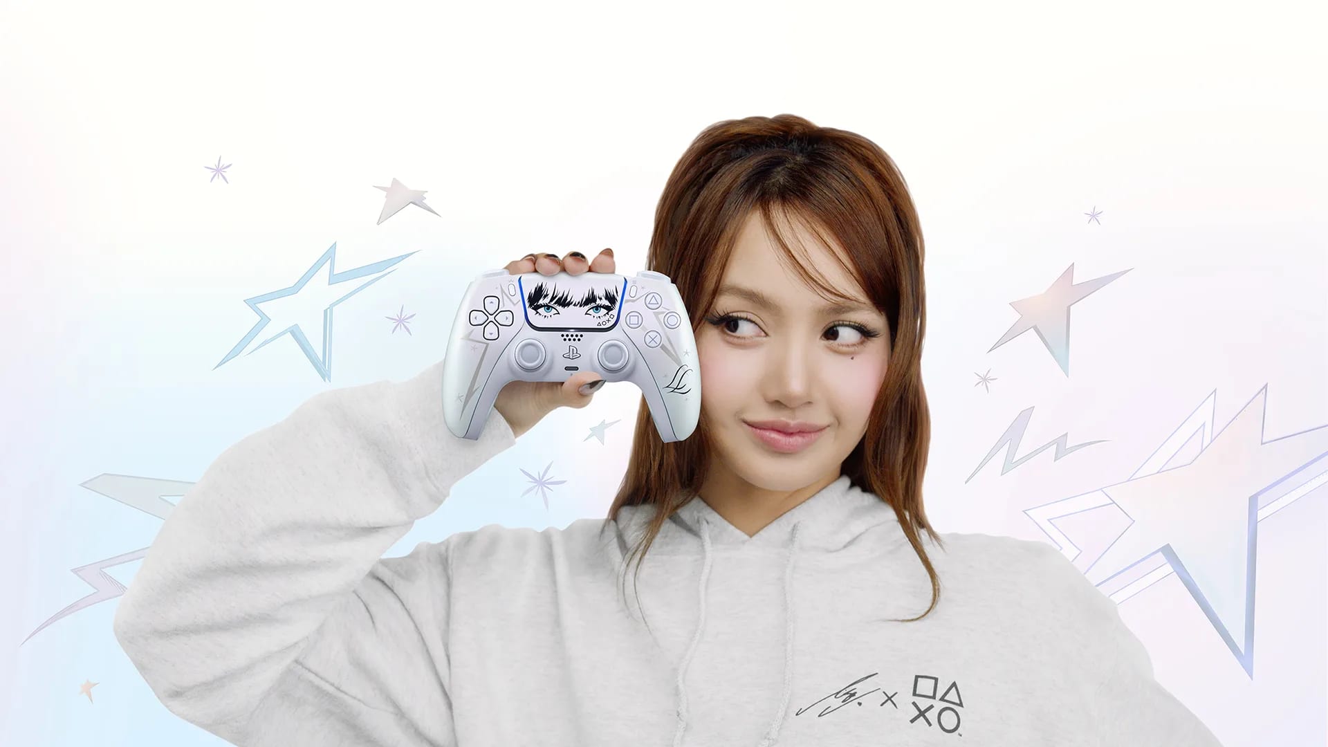 Lisa sostiene junto a su rostro un control DualSense blanco con sus ojos estilizados en el touchpad.