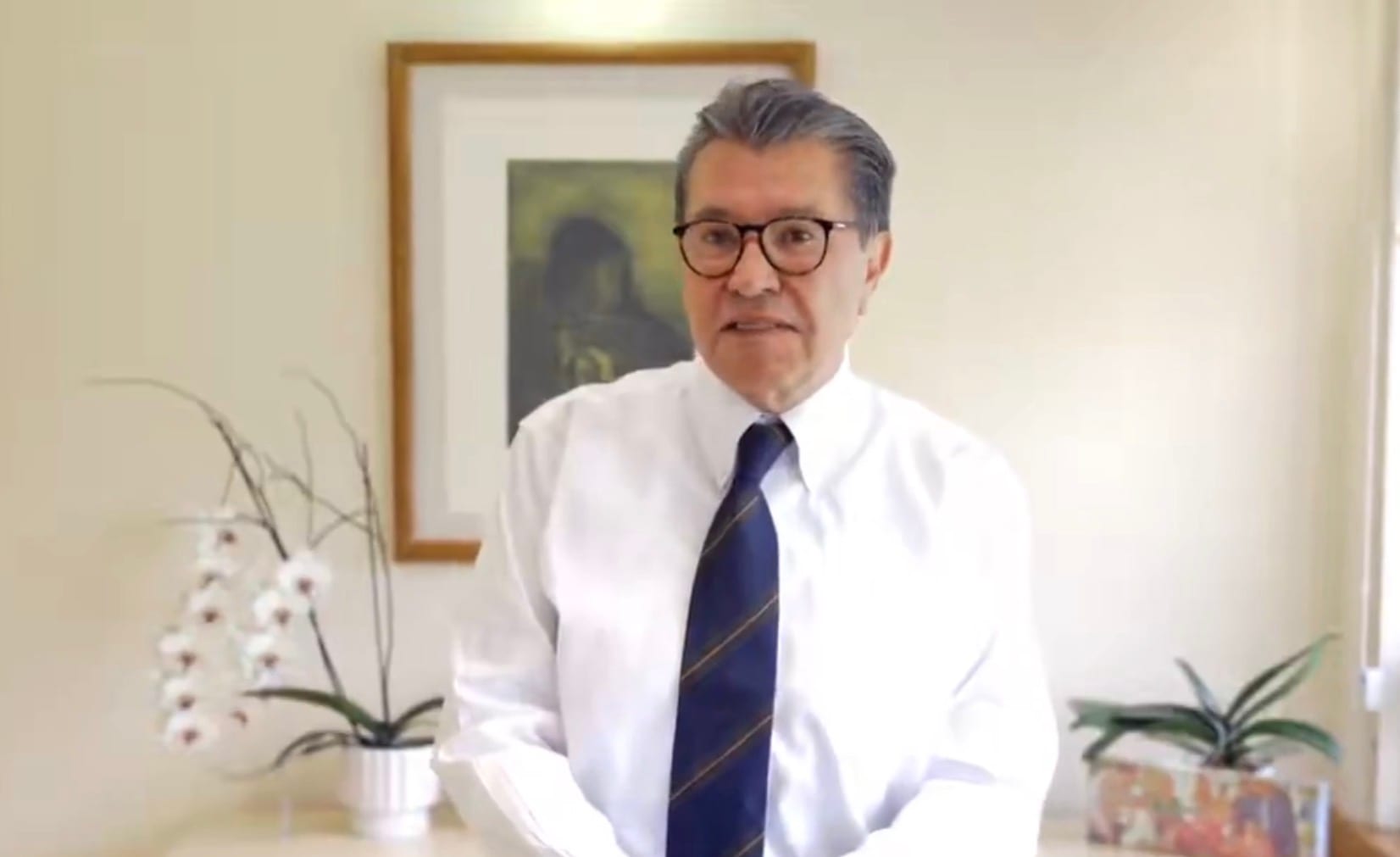 El coordinador de Morena en la Cámara de Diputados, Ricardo Monreal, con camisa blanca y corbata azul, habla frente a cámara en una toma de videoconferencia.