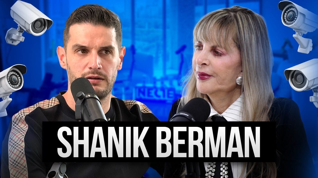 Adrián Marcelo y Shanik Berman frente a sus micrófonos en el estudio del pódcast, con el nombre de ella rotulado en la parte baja.