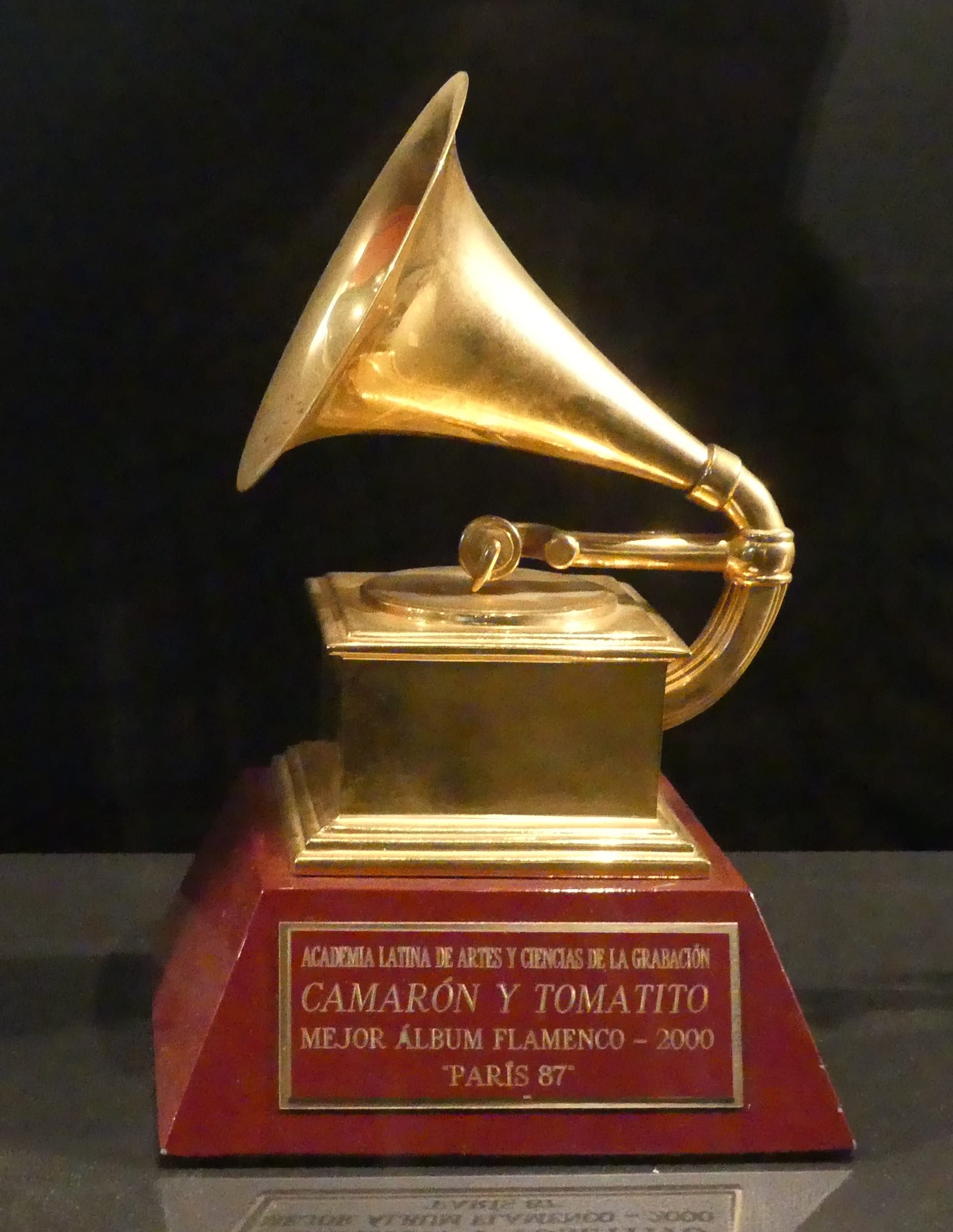 Gramófono dorado sobre una base de madera roja con una placa que dice Camarón y Tomatito, Mejor Álbum Flamenco 2000.