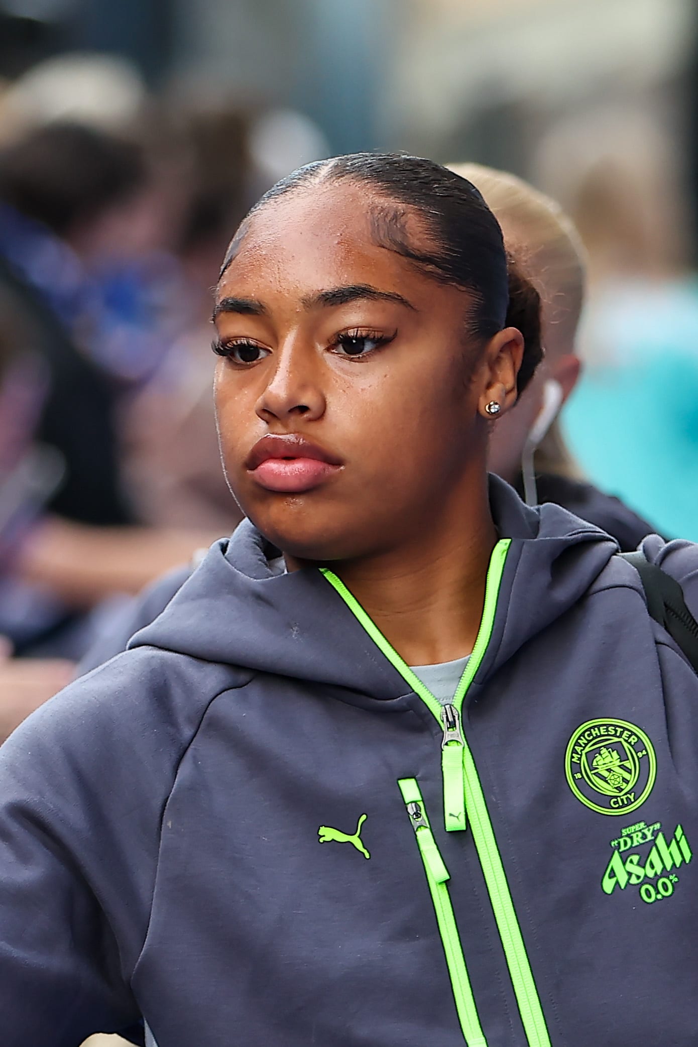 Khiara Keating, portera del Manchester City, con una sudadera gris de entrenamiento del club con el escudo visible, en una imagen de archivo previa a un partido.