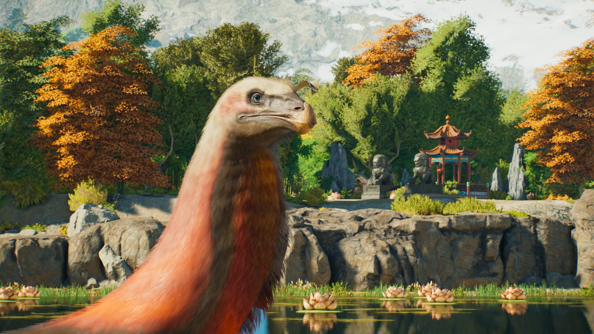 Primer plano de la cabeza y el cuello emplumados de un dinosaurio junto a un lago con flores de loto.