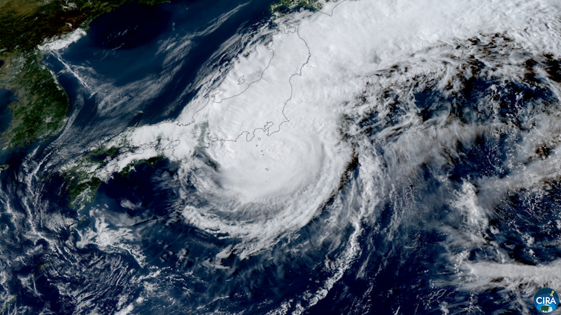 Imagen satelital del tifón Dujuan al sur del archipiélago japonés, con el ojo de la tormenta bien definido frente a la costa.