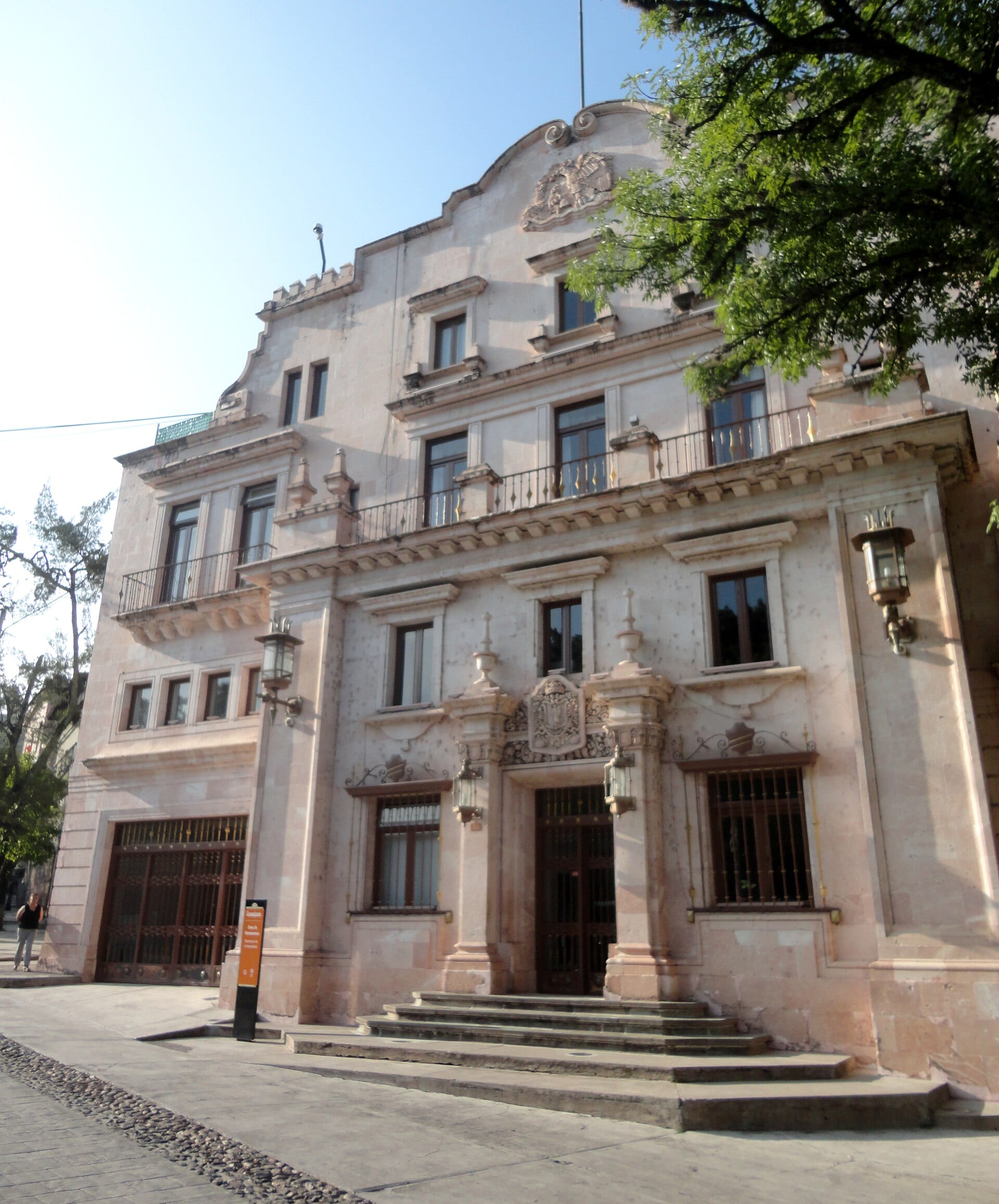 Fachada de cantera rosa del Palacio de Gobierno del estado de Guanajuato, con balcones y ventanas en arco.