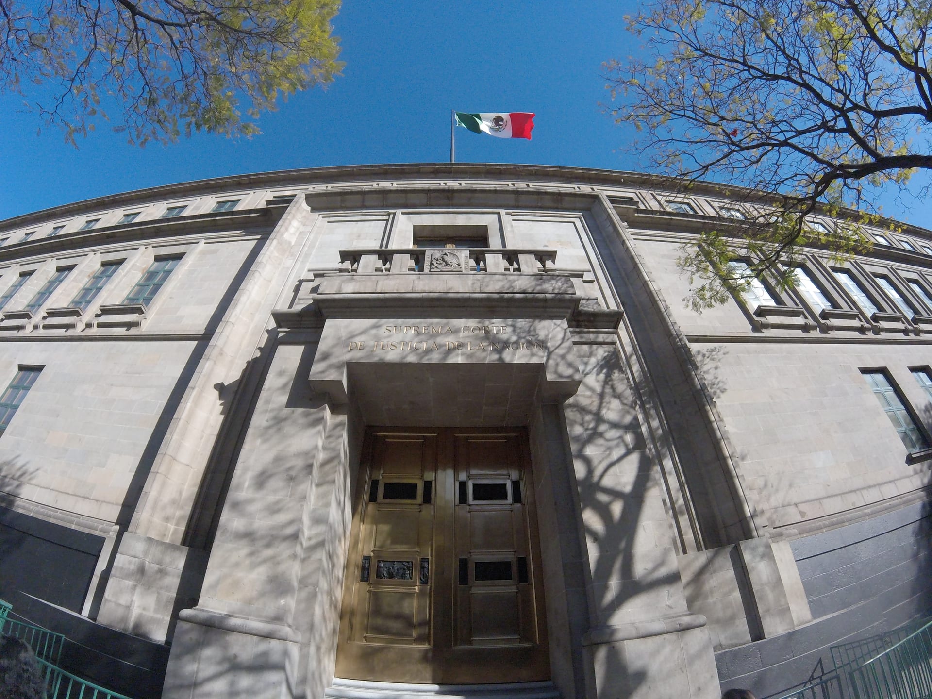 Fachada de piedra de un edificio con la leyenda Suprema Corte de Justicia de la Nación sobre la puerta principal.