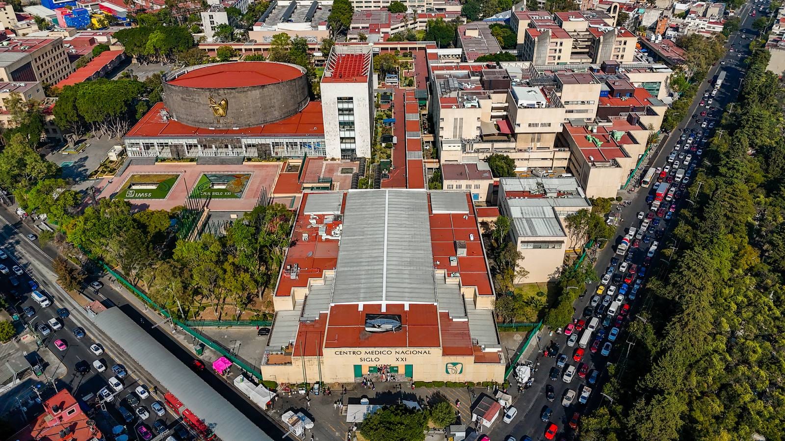Vista aérea del conjunto de edificios del Centro Médico Nacional Siglo XXI en la colonia Doctores, Ciudad de México.