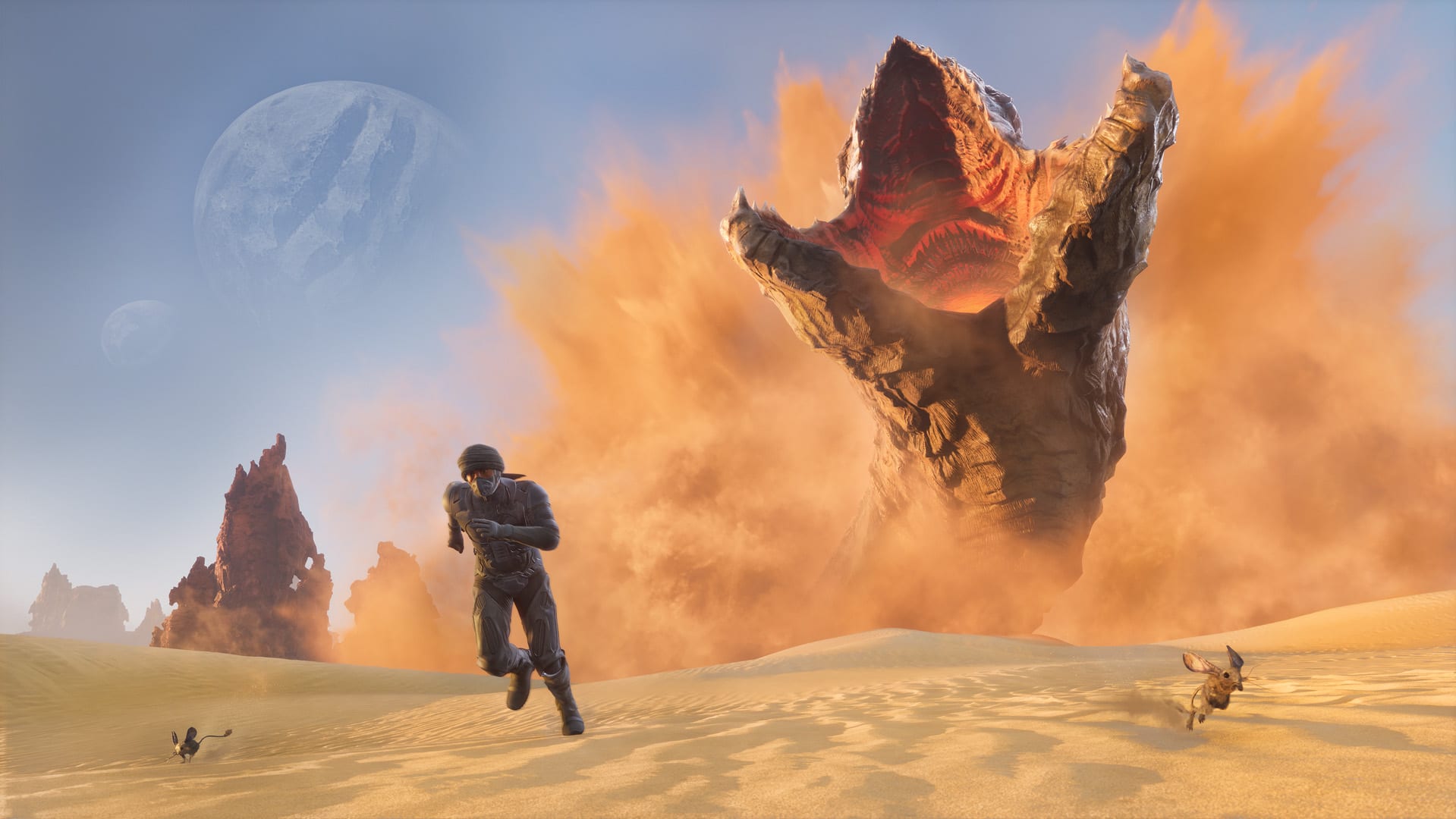 Un explorador con traje protector corre por dunas de arena mientras un gusano gigante emerge de una nube de polvo, bajo dos lunas en el cielo.