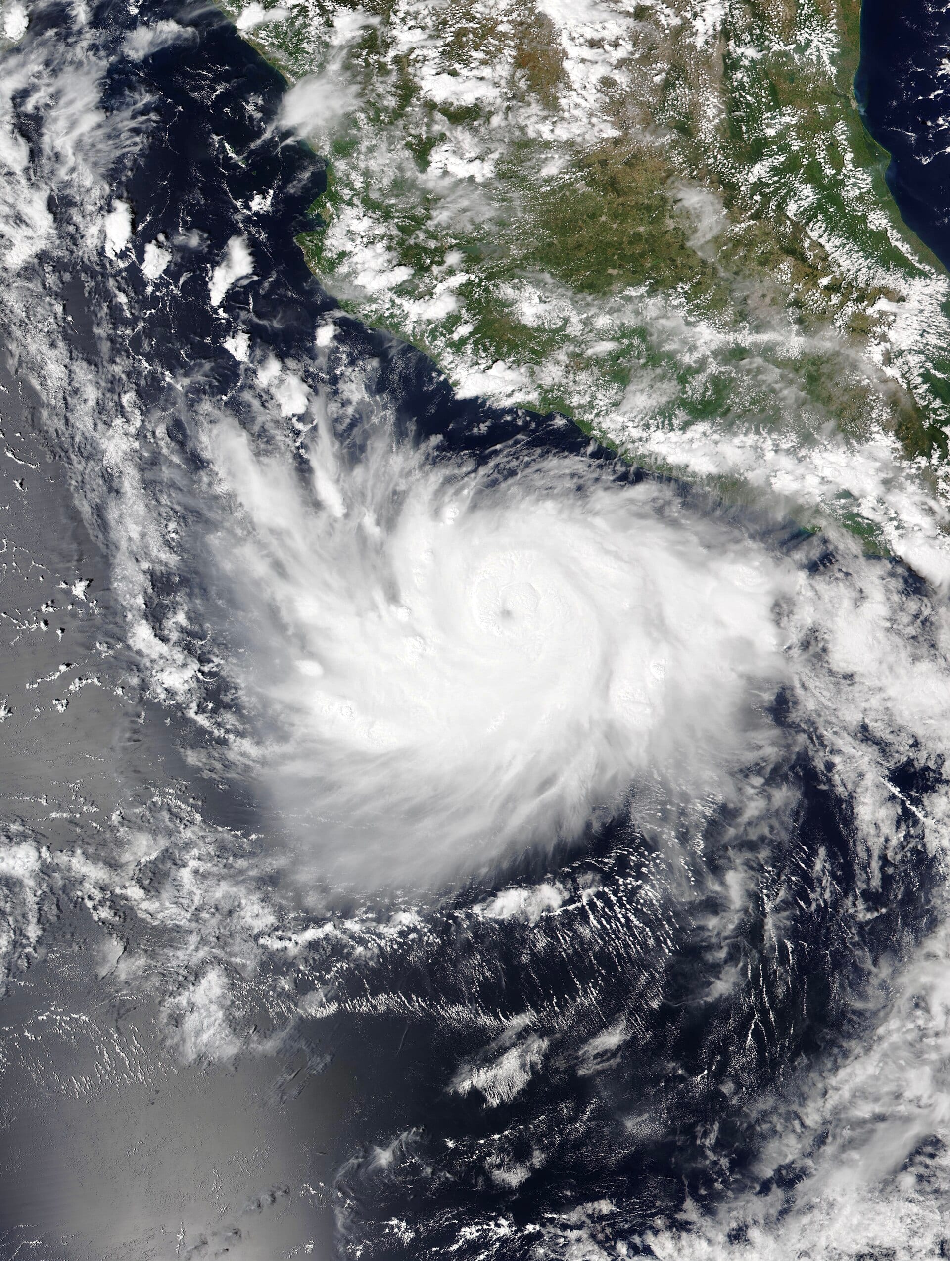 Imagen satelital nocturna del ojo bien definido de un huracán categoría 5 sobre el océano Pacífico, frente a la costa de México.