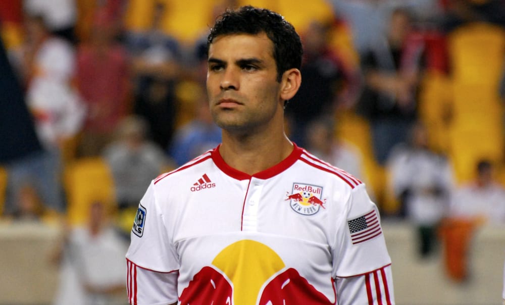 Rafael Márquez, con playera blanca y roja de un club de la MLS, de pie en la cancha con las gradas del estadio detrás. Fotografía de archivo, ajena a esta convocatoria.