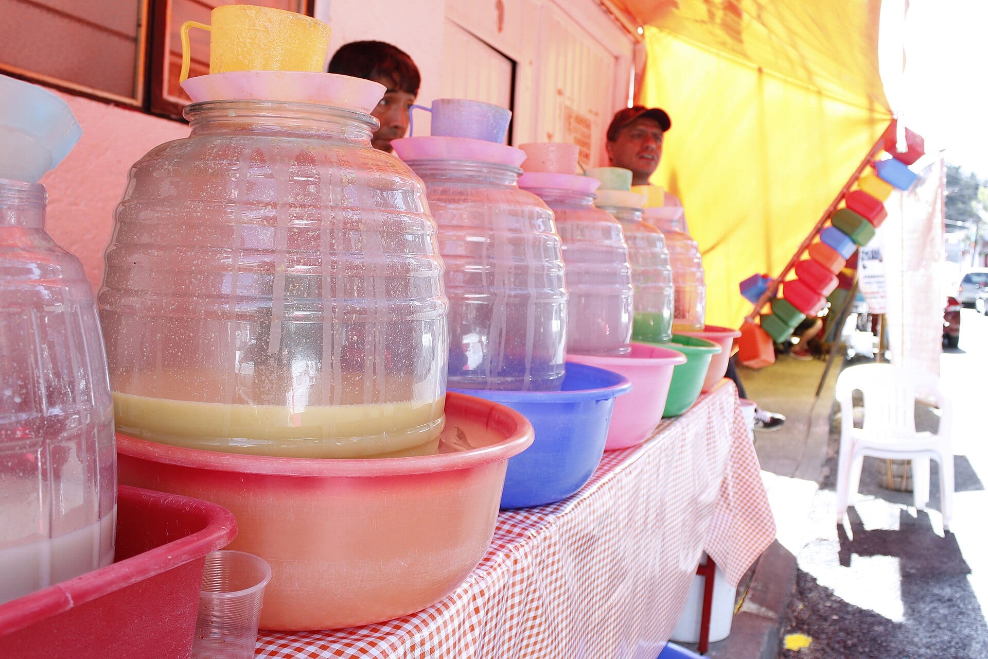 Vendedores atienden un puesto de aguas frescas en una calle de la alcaldía Magdalena Contreras.