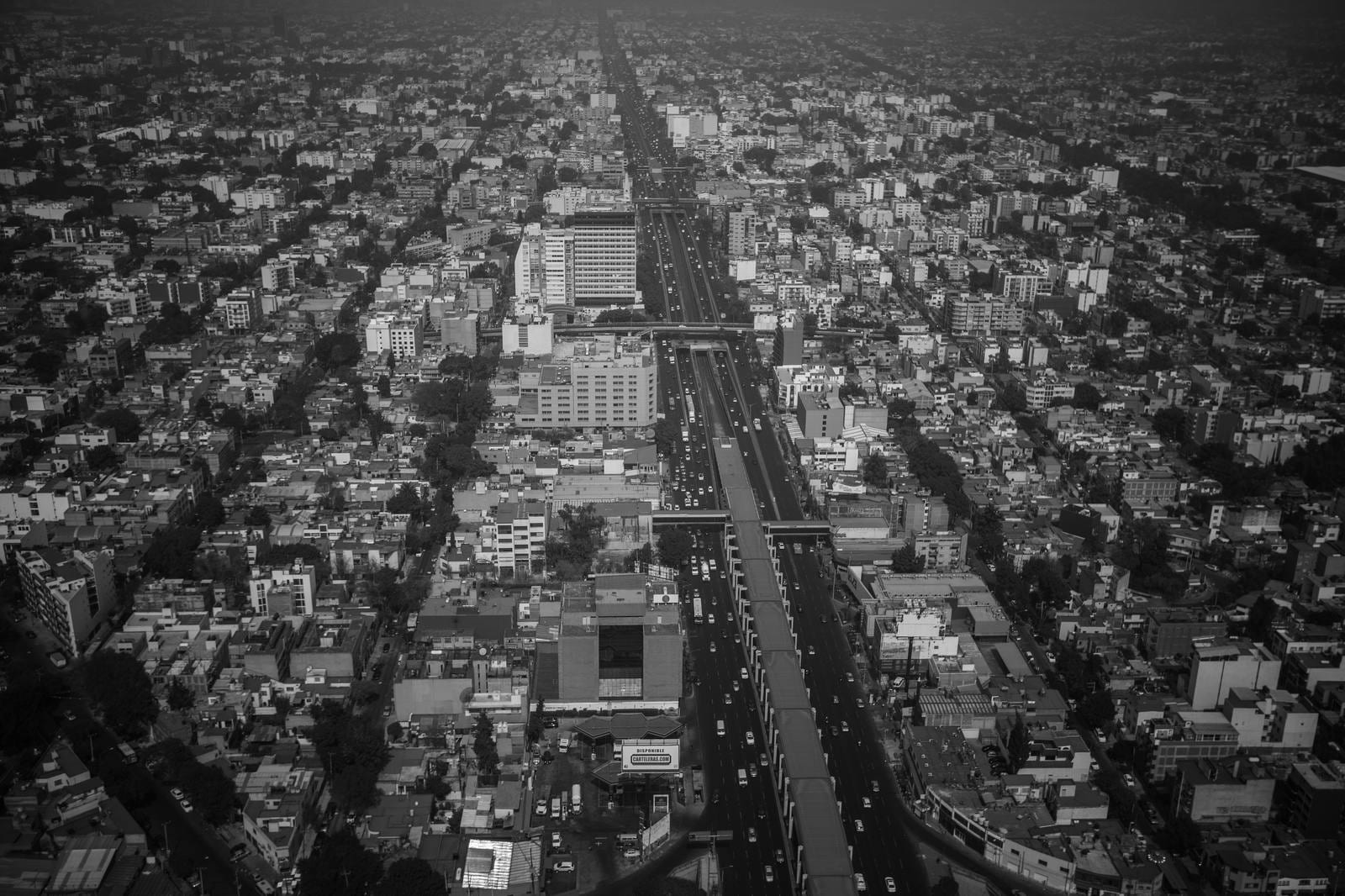 Vista aérea de la avenida Calzada de Tlalpan y su entorno urbano en la Ciudad de México.