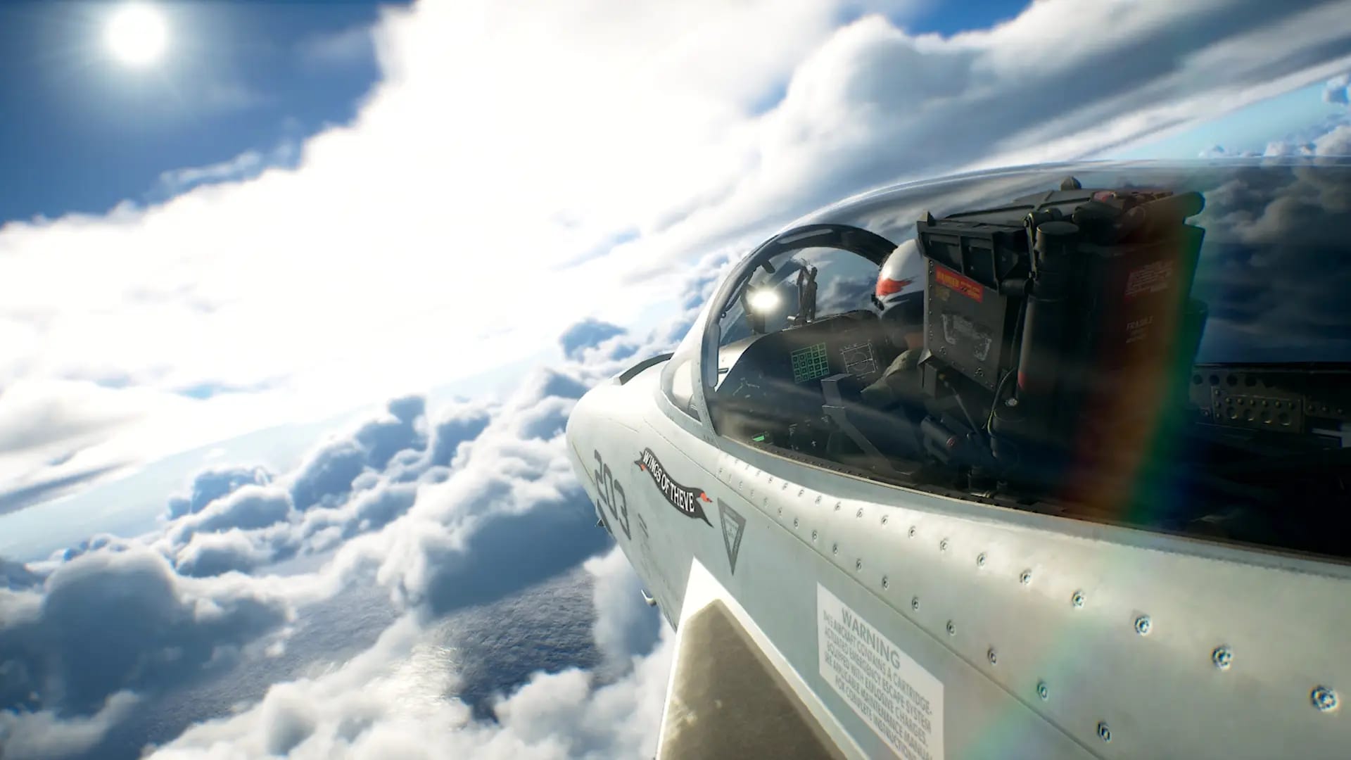 Piloto dentro de la cabina de un caza con la insignia Wings of Theve, volando sobre un mar de nubes iluminado por el sol.