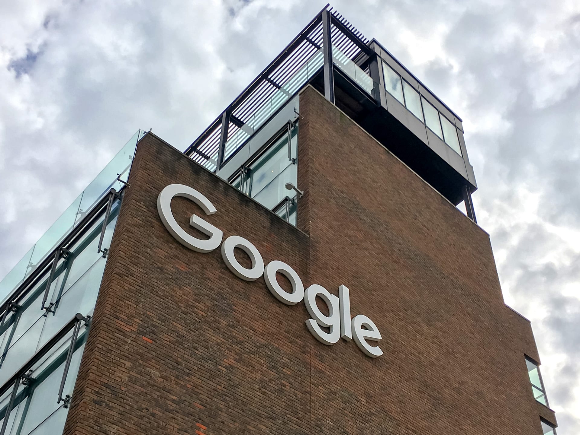 Letrero de Google en la fachada de un edificio de oficinas en Dublín, fotografiado desde abajo.