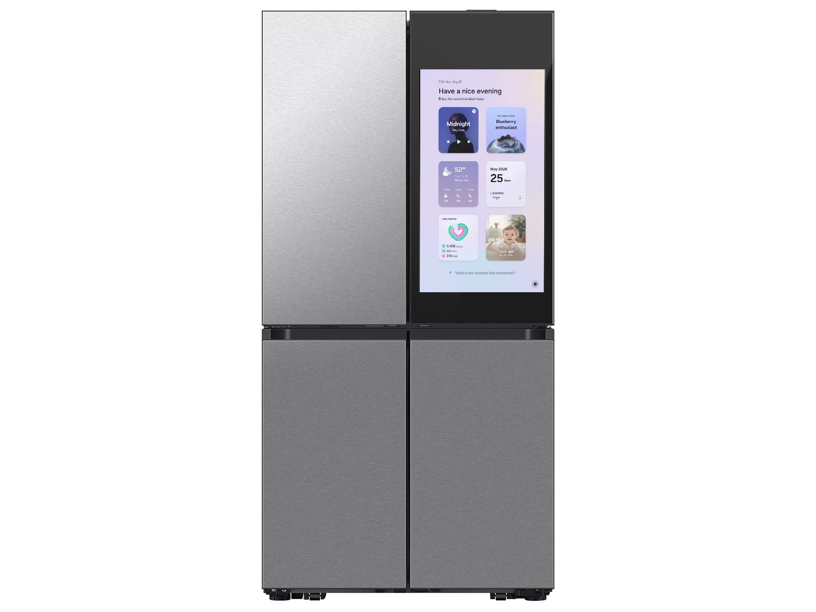 Un refrigerador de cuatro puertas en acero inoxidable con una pantalla táctil integrada en la puerta superior derecha que muestra el clima y notificaciones.
