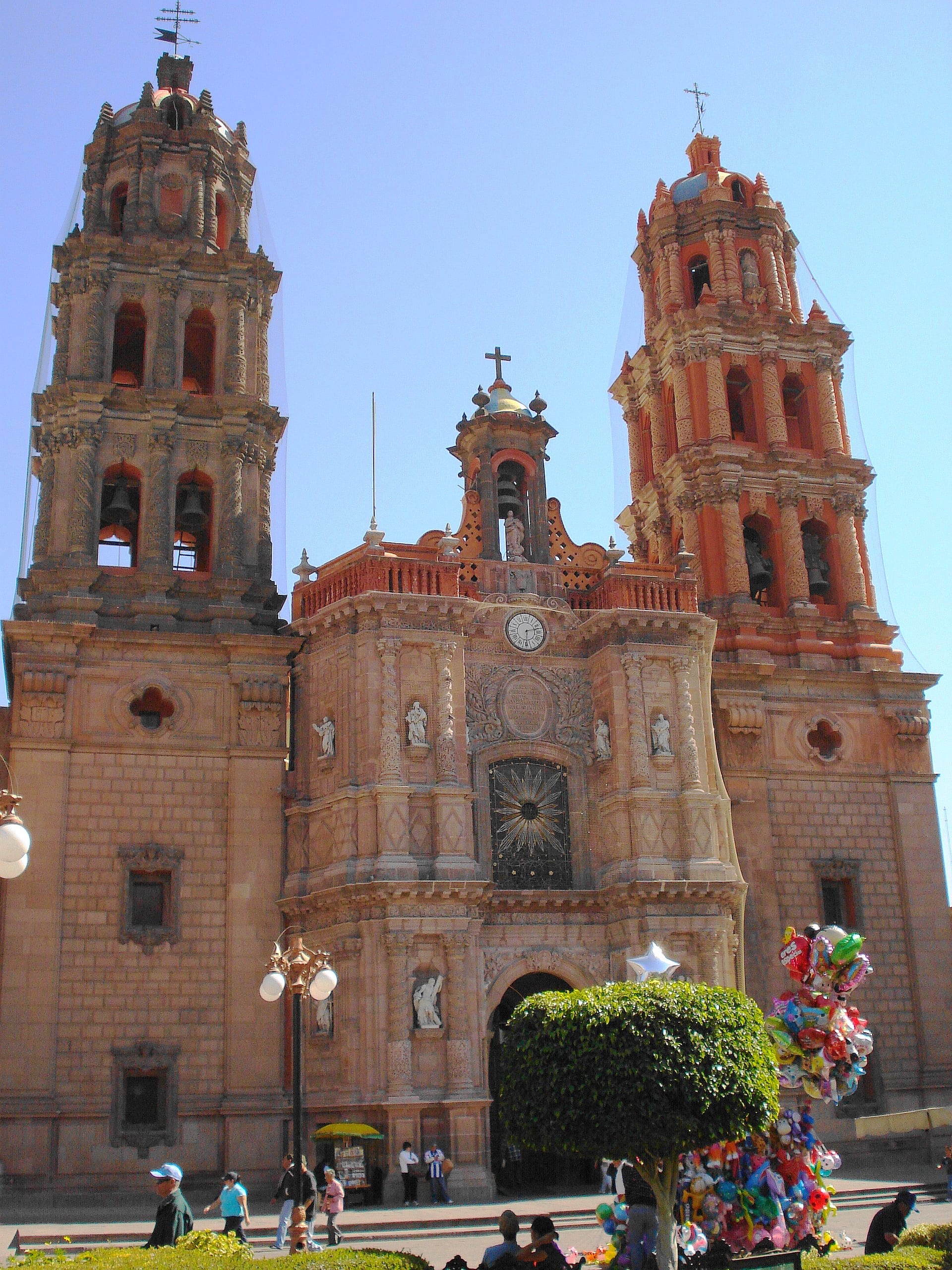Fachada iluminada de noche de la Catedral Metropolitana de San Luis Potosí, con sus dos torres de campanario.