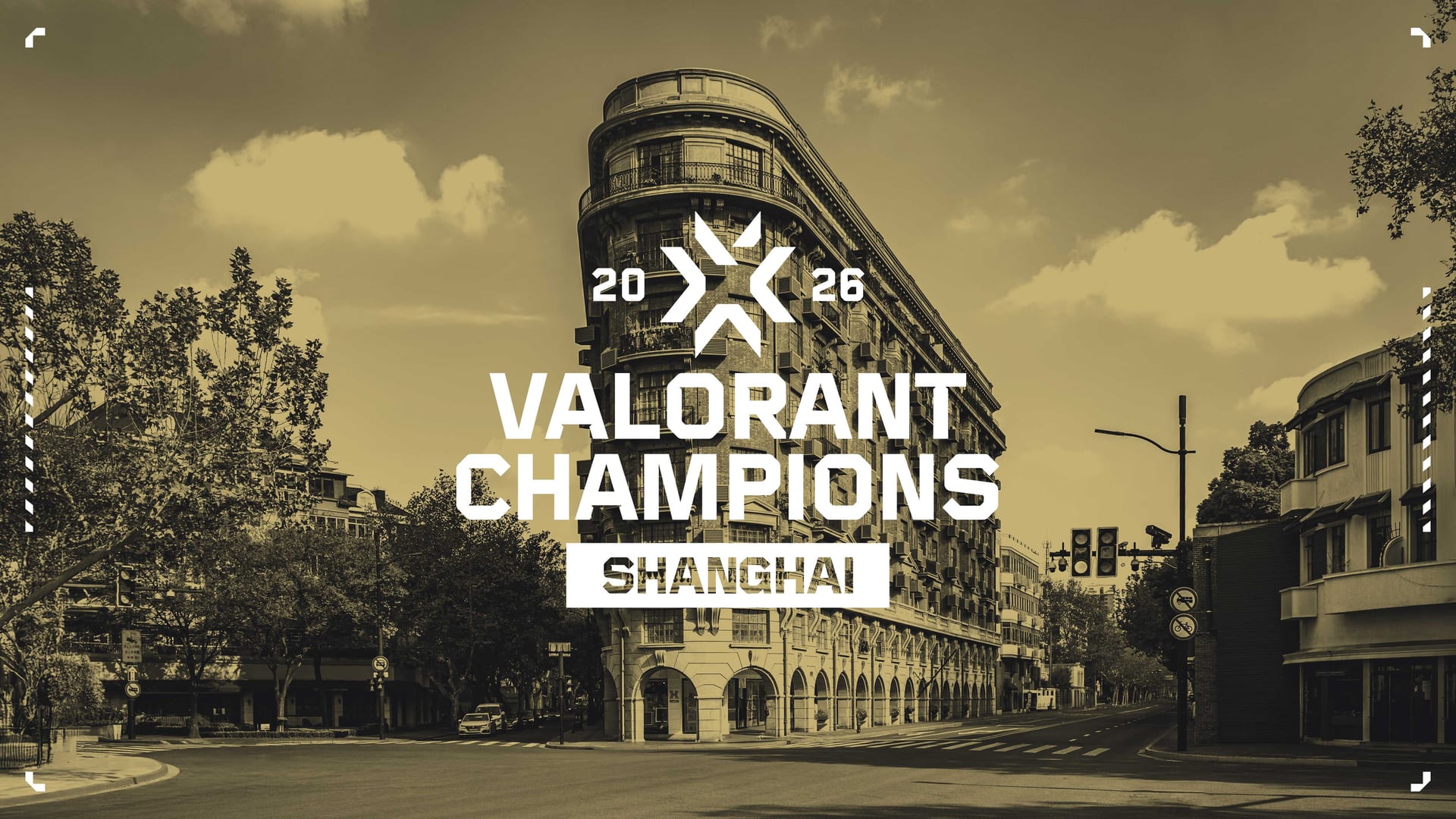 Fotografía en tono sepia de un cruce de calles de Shanghái con el logotipo de Valorant Champions 2026 sobrepuesto sobre un edificio.