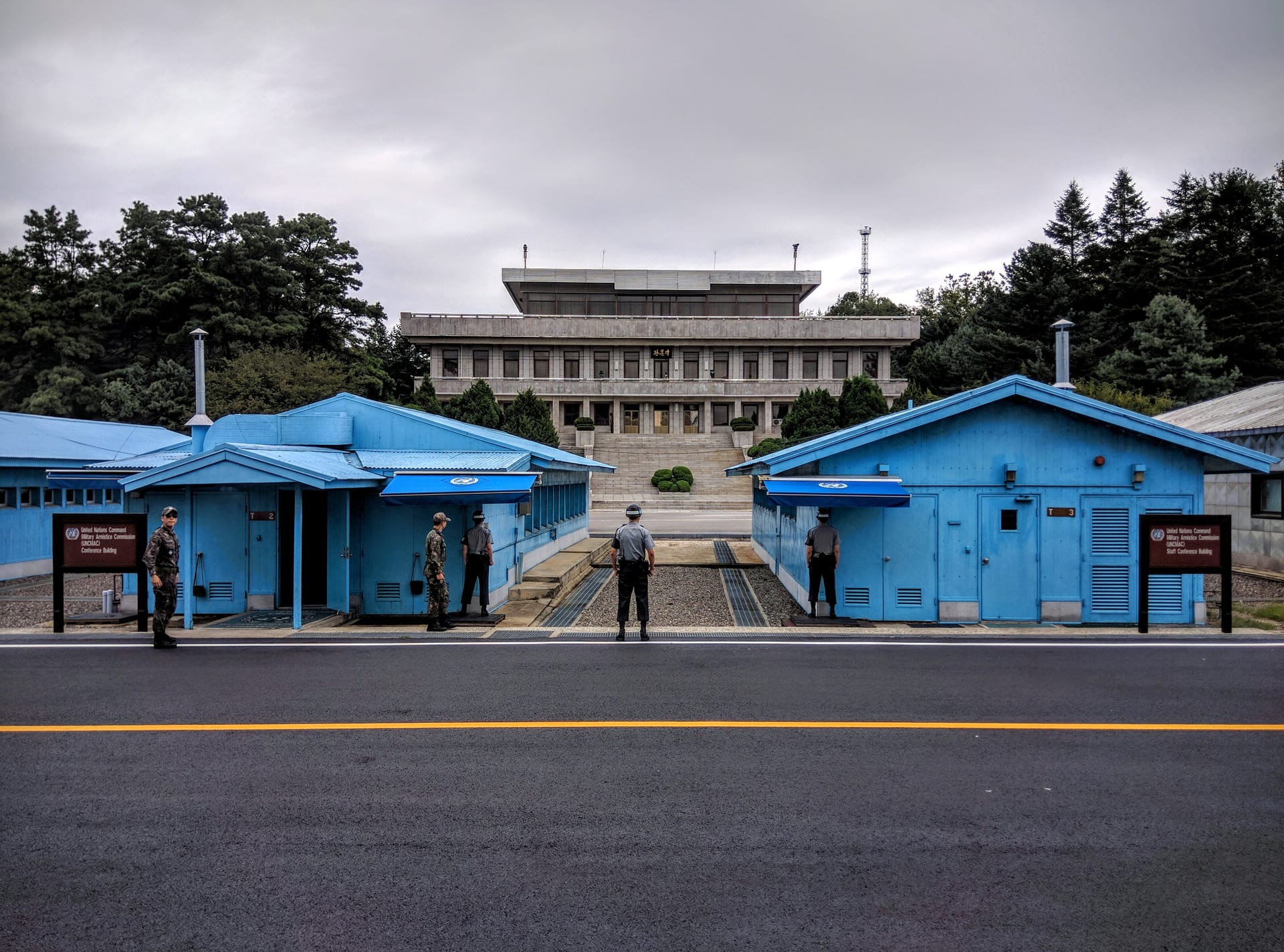 Militares surcoreanos custodian una explanada de concreto frente a edificios azules, en la frontera con Corea del Norte.