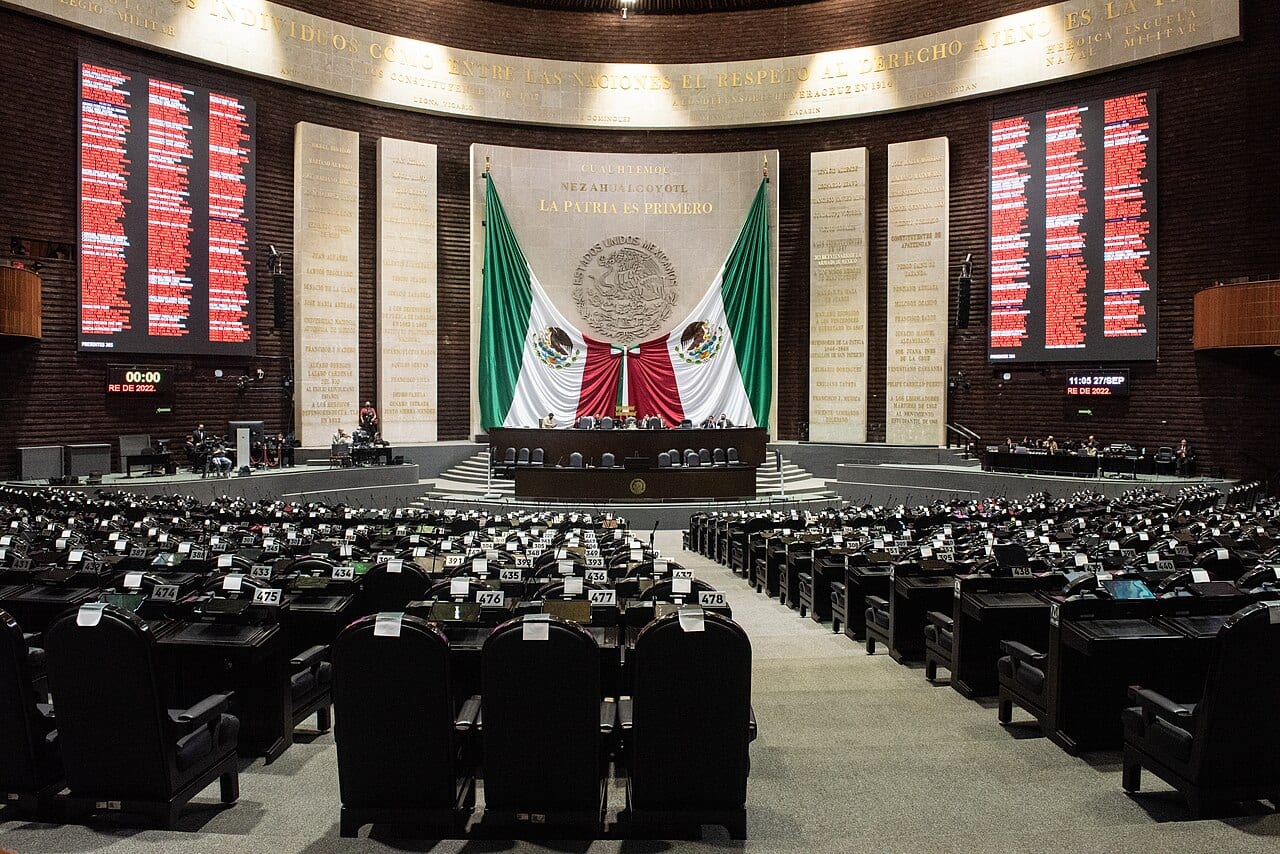 Vista general y vacía del salón de sesiones de la Cámara de Diputados, con los tableros electrónicos de votación encendidos en las paredes laterales.