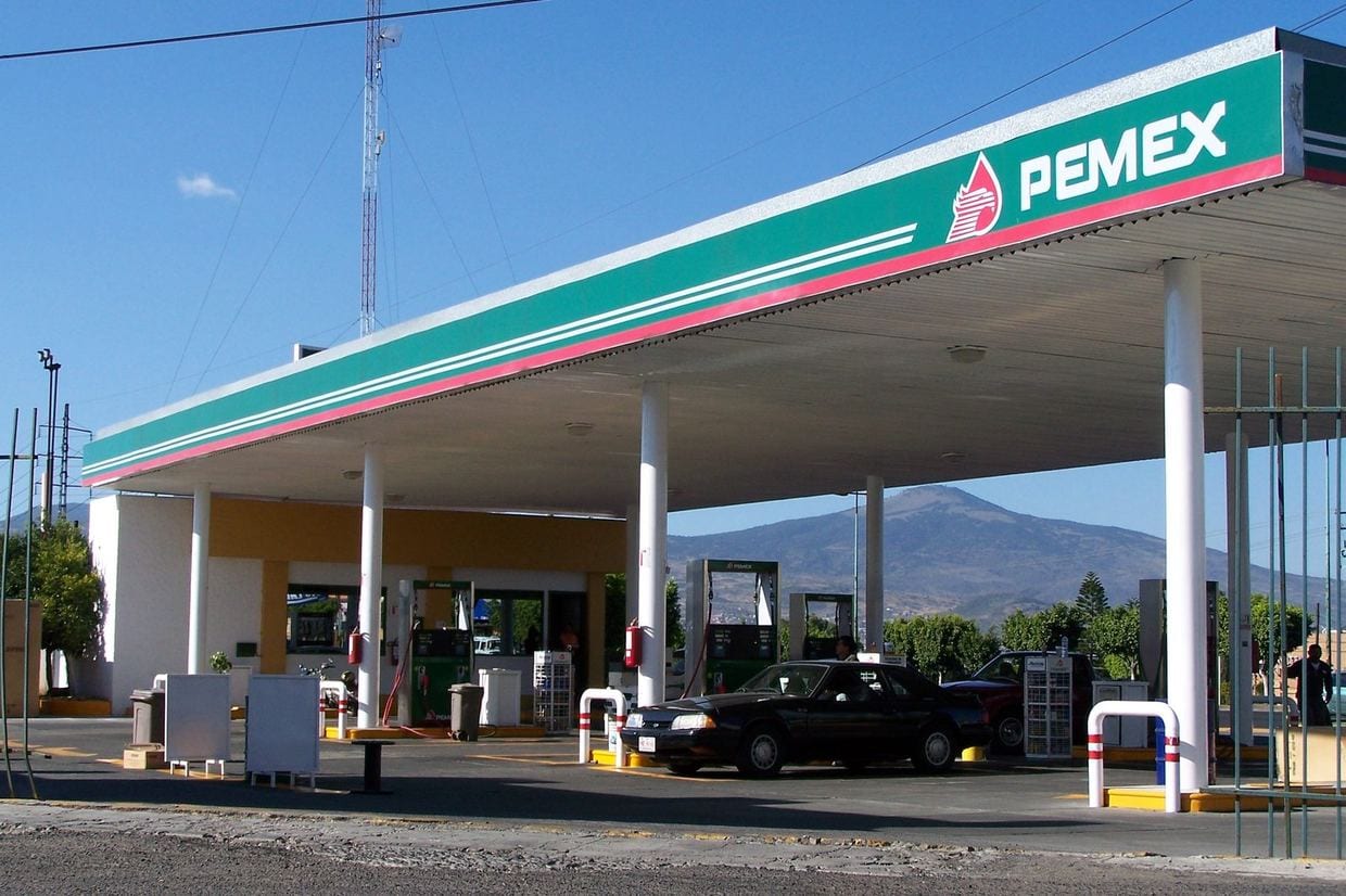 Una gasolinera de Pemex con sus bombas y el logotipo de la empresa en el techo, en una fotografía de archivo.