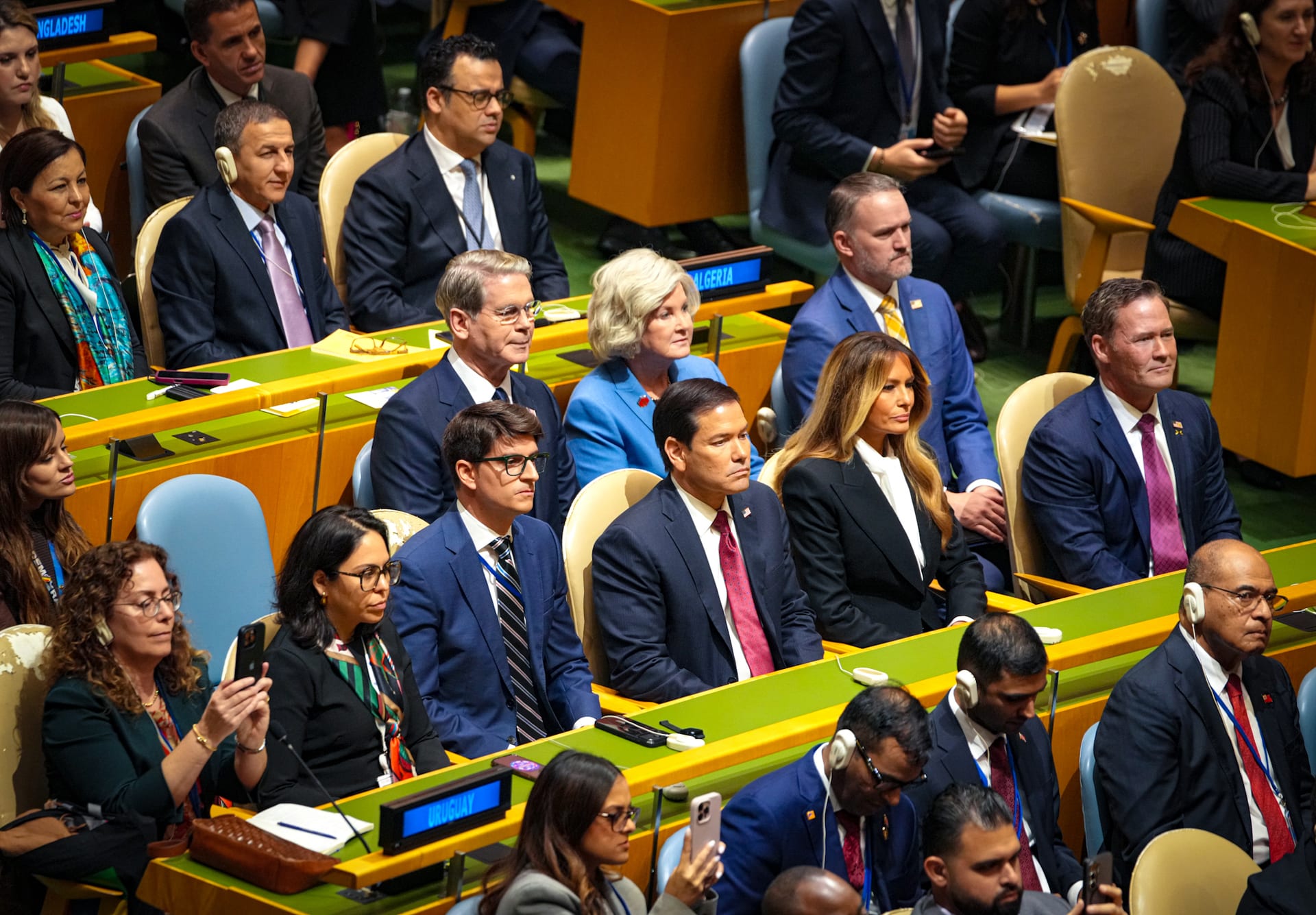 Integrantes de la delegación estadounidense, con el secretario Marco Rubio en primer plano, escuchan sentados durante el discurso de Donald Trump ante la Asamblea General de la ONU.