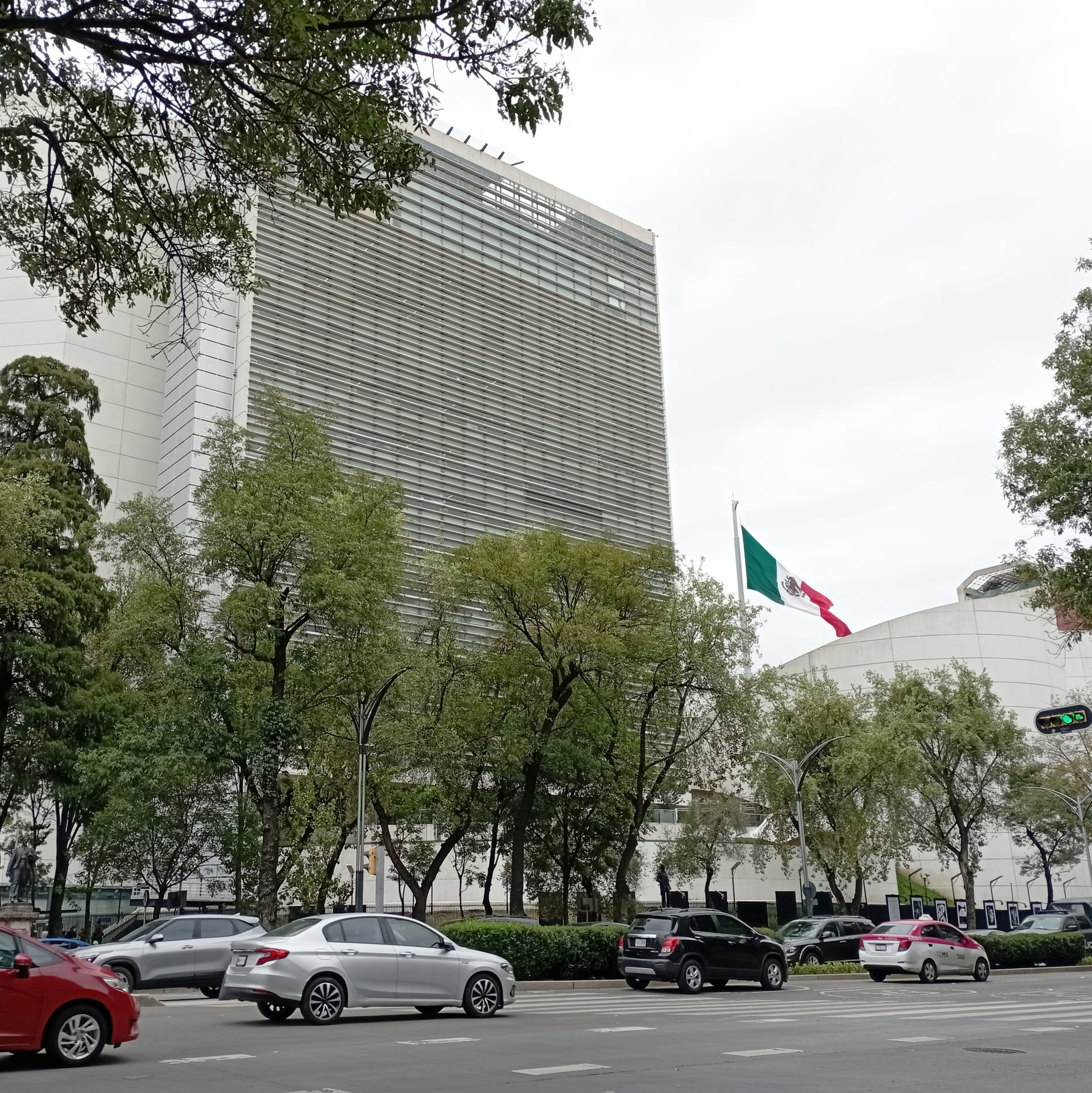 Vista exterior de la torre de cristal que alberga el pleno del Senado de la República, sobre Paseo de la Reforma.