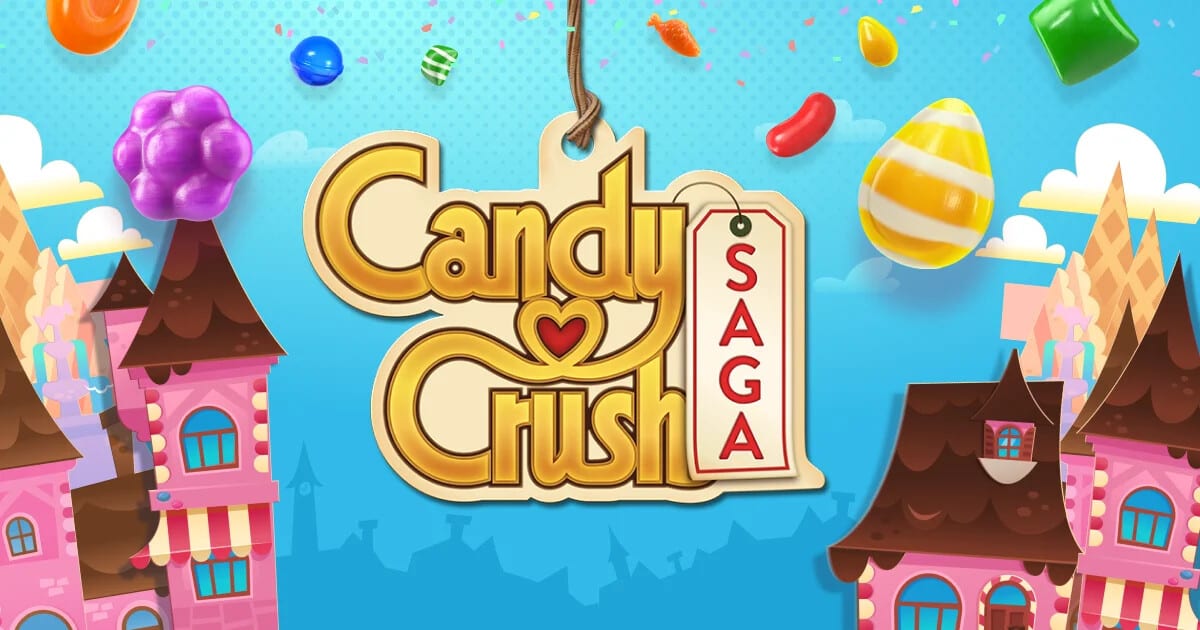 Logotipo de Candy Crush Saga colgando como etiqueta dorada, rodeado de dulces animados y fachadas de casas rosadas.