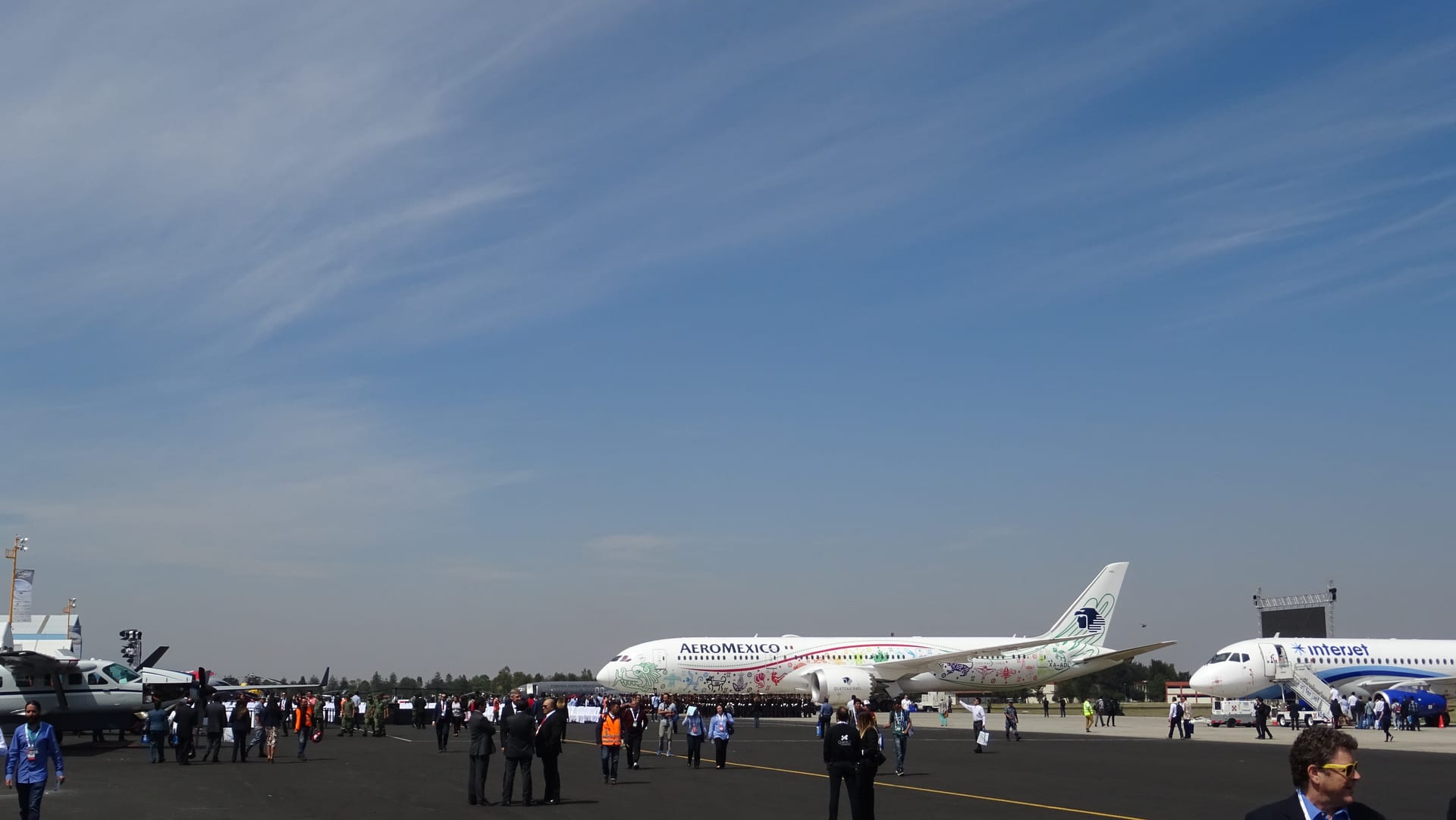 Un avión Boeing 787-9 de Aeroméxico estacionado en la pista durante una exhibición aérea.