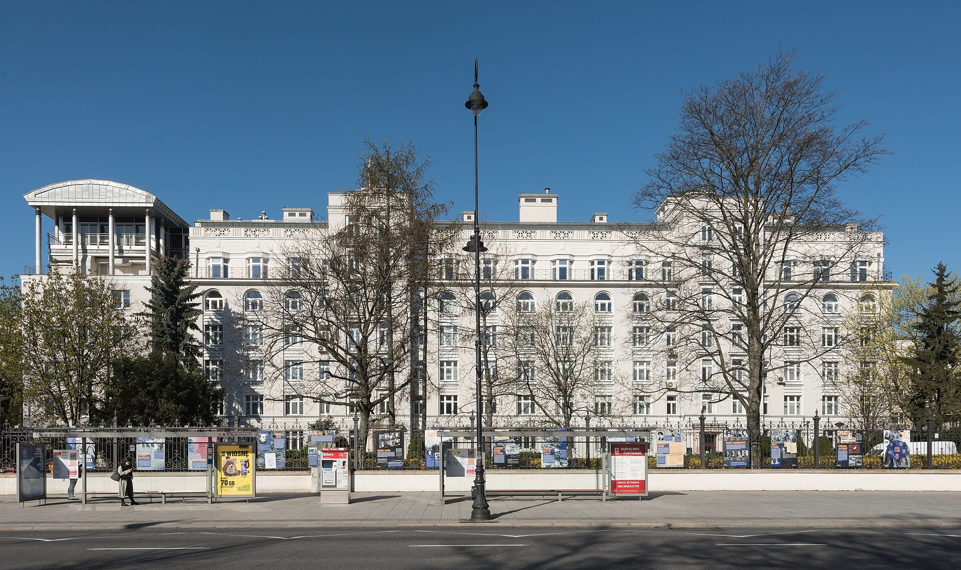 La sede del Ministerio de Justicia de Polonia, un edificio blanco de varios pisos, vista desde una avenida de Varsovia.