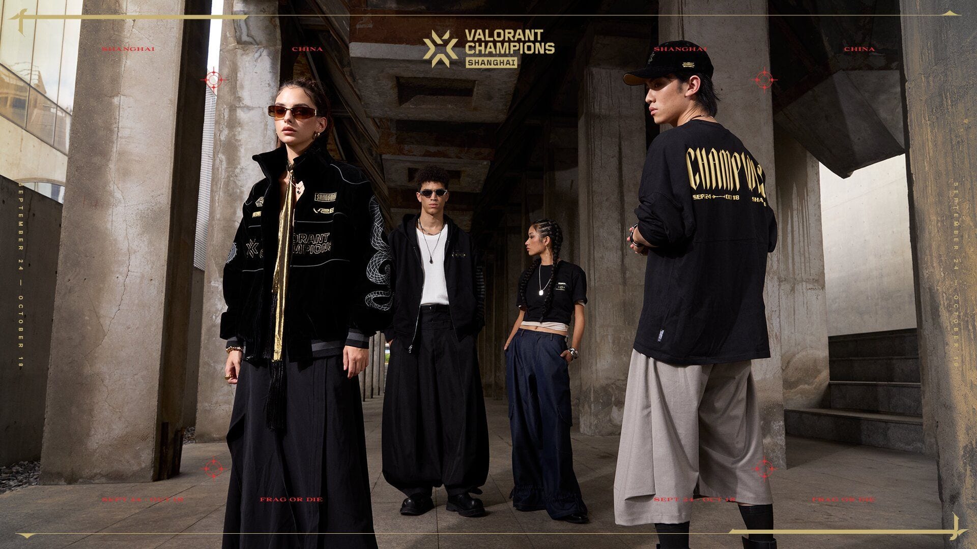 Cuatro modelos con ropa oficial de Valorant Champions Shanghái posan bajo un paso a desnivel de concreto, junto al logo del torneo.