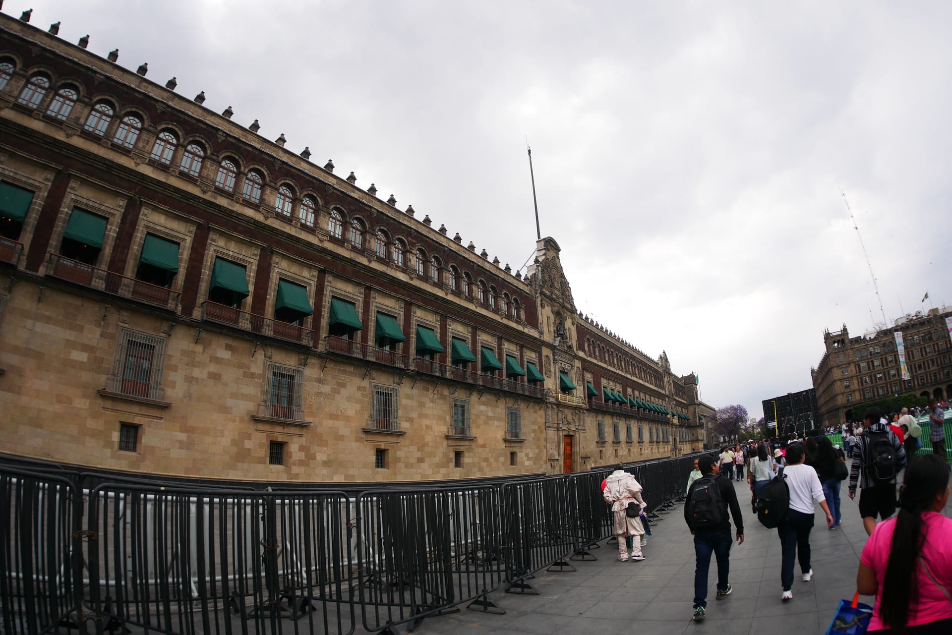 Fachada de cantera del Palacio Nacional, con sus balcones y ventanas en hileras simétricas.