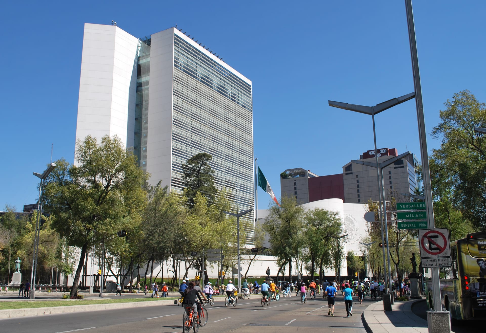 Torre del Senado de la República vista desde la calle, con ciclistas circulando por la avenida frente al edificio.