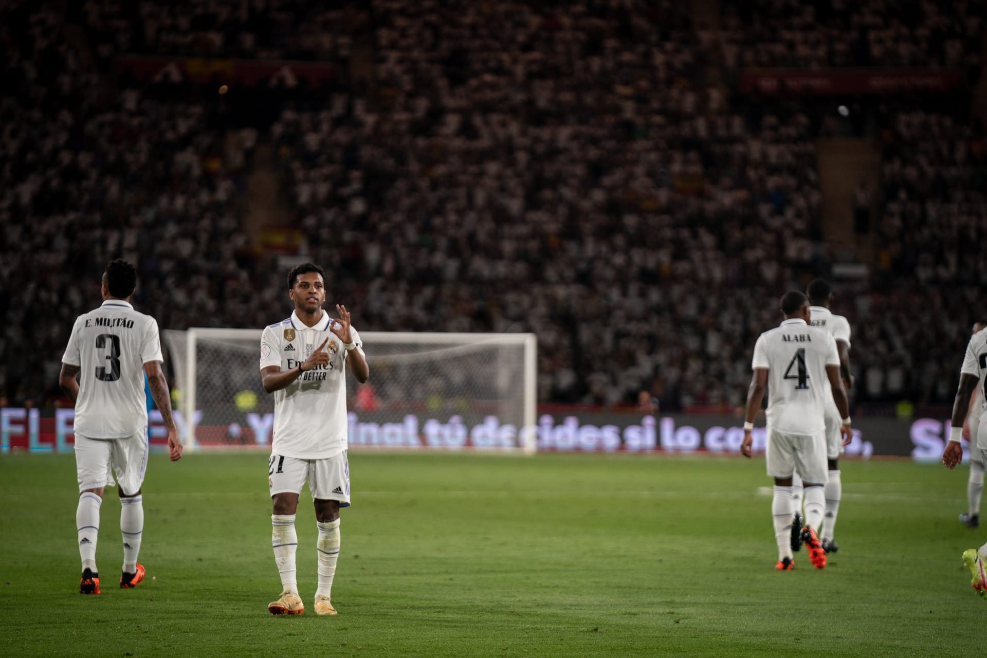 Jugadores del Real Madrid con uniforme blanco caminan por la cancha durante la final de la Copa del Rey de 2023; David Alaba, con el número 4, aparece al fondo.