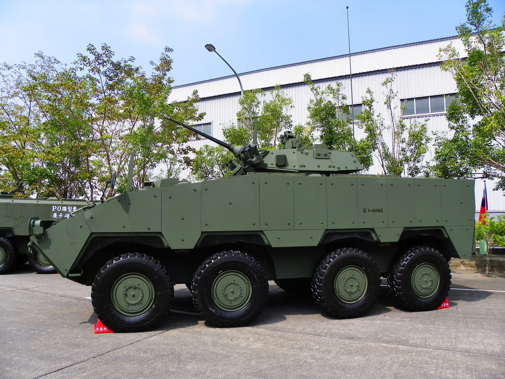 Un vehículo blindado 8x8 taiwanés de la familia CM-32, de diseño similar al nuevo Cheetah, exhibido con su cañón en una base militar.