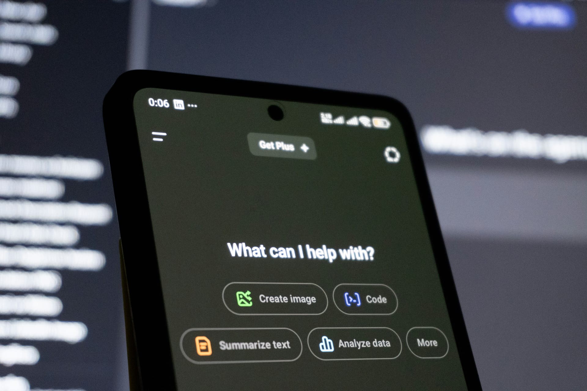 Una pantalla de teléfono muestra la interfaz de una conversación con un asistente de inteligencia artificial.